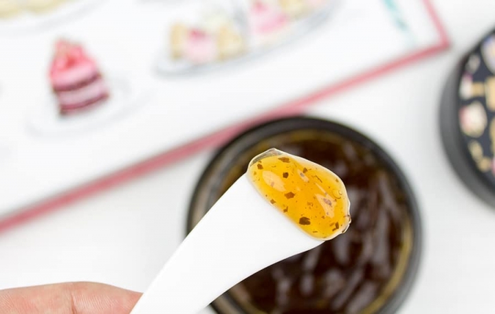 Sandwich masking with the DearPacker Black Tea & Black Rose Mask