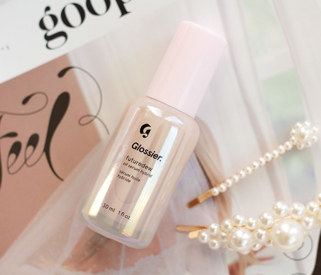 Glass skin glow with Glossier Futuredew