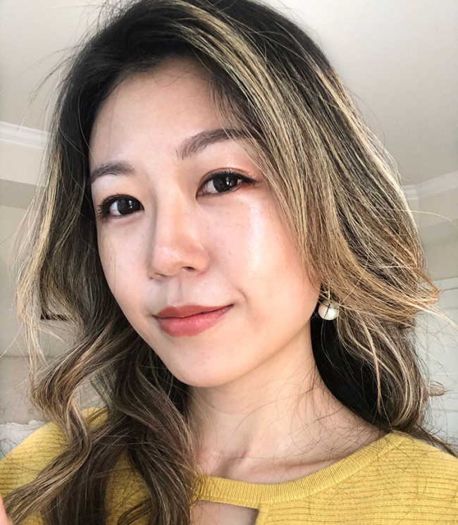 Glass skin glow with Glossier Futuredew